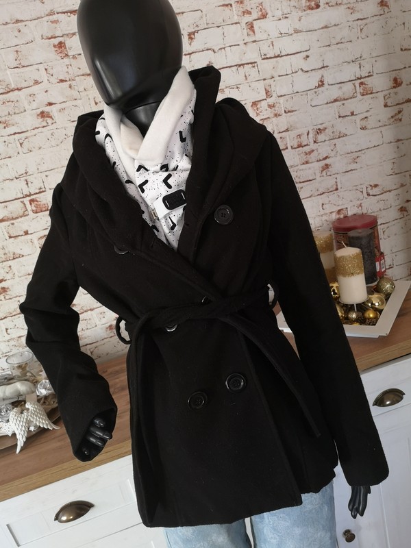 Černý kabát s nabíraným límcem